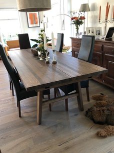 Spisebord i eik, eikebord, langbord, helstav eik,brunt bord
