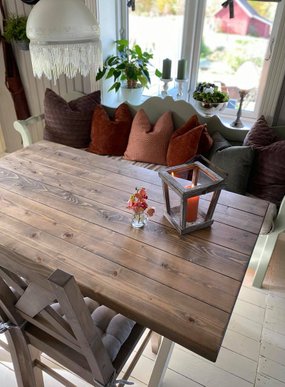 Rustikt håndlaget kjøkkenbord i heltre til hus eller hytte skaper koselig atmosfære
