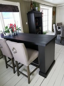 Mylla kjøkkenøy med sort benkeplate av ask
