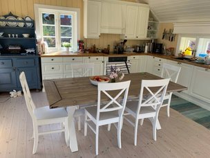 Agnes spisebord kjøkkenbord på landsted hytte bord langbord håndlaget møbelsnekker heltre gran
