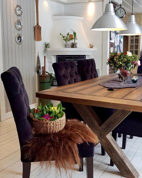 håndlaget Agnes spisebord i gran rustikk stil innrammet bordplate kryssben spisestue dining table