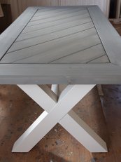 Benjamin grå interiørbeis og hvitmalte kryssbein håndlagde møbler