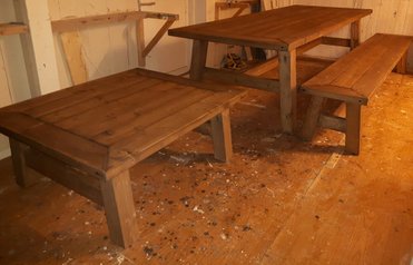 Lovise benk, spisebord og sofabord håndlaget av møbelsnekker