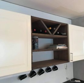 Kjøkkenhylle i heltre med plass til vinflasker og kokebøker